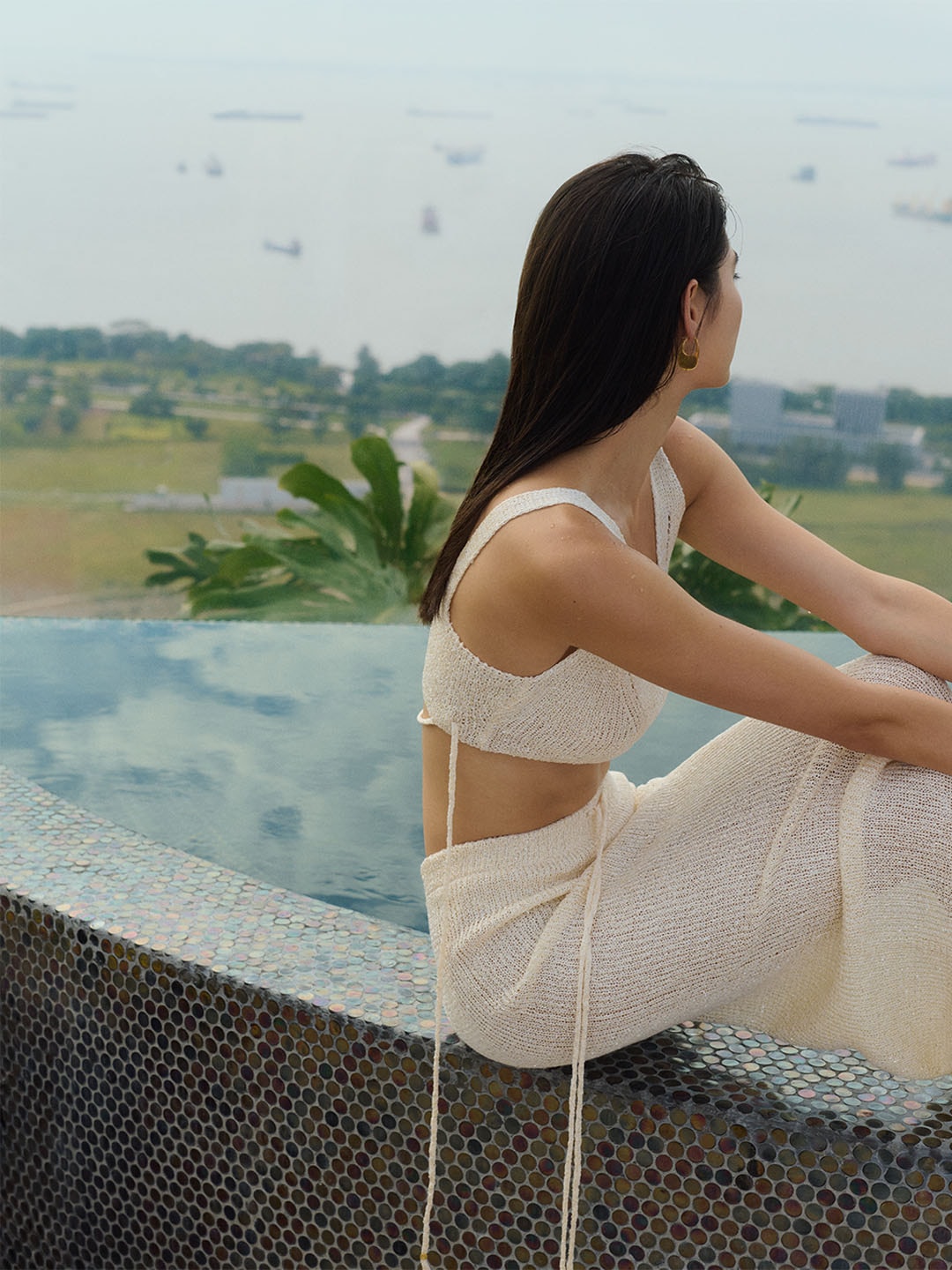 住客在滨海湾金沙的按摩浴缸中，新加坡奢华度假胜地