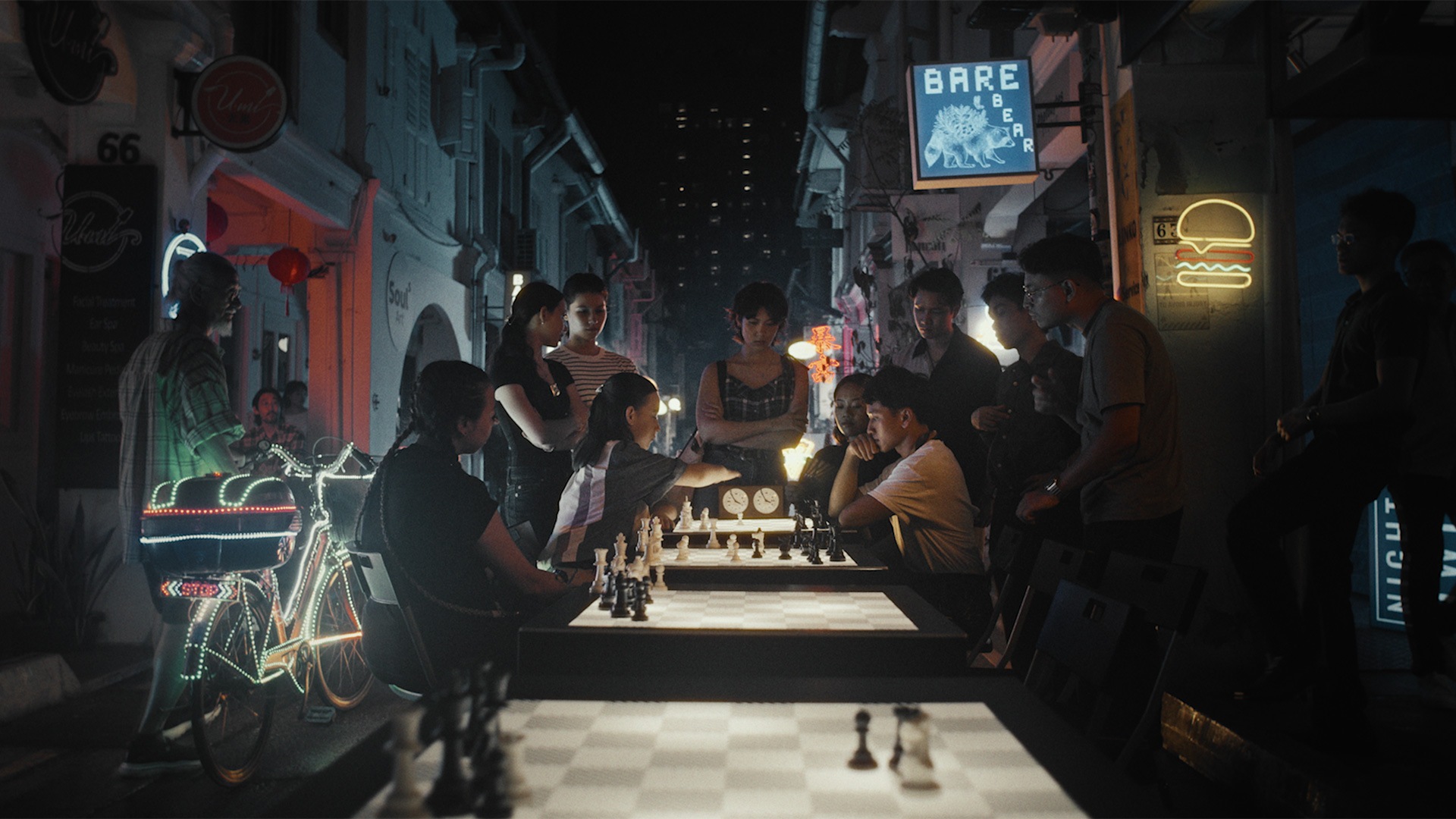向顶尖棋手保罗·莫菲在 1858 年进行史上最著名的棋局致敬。