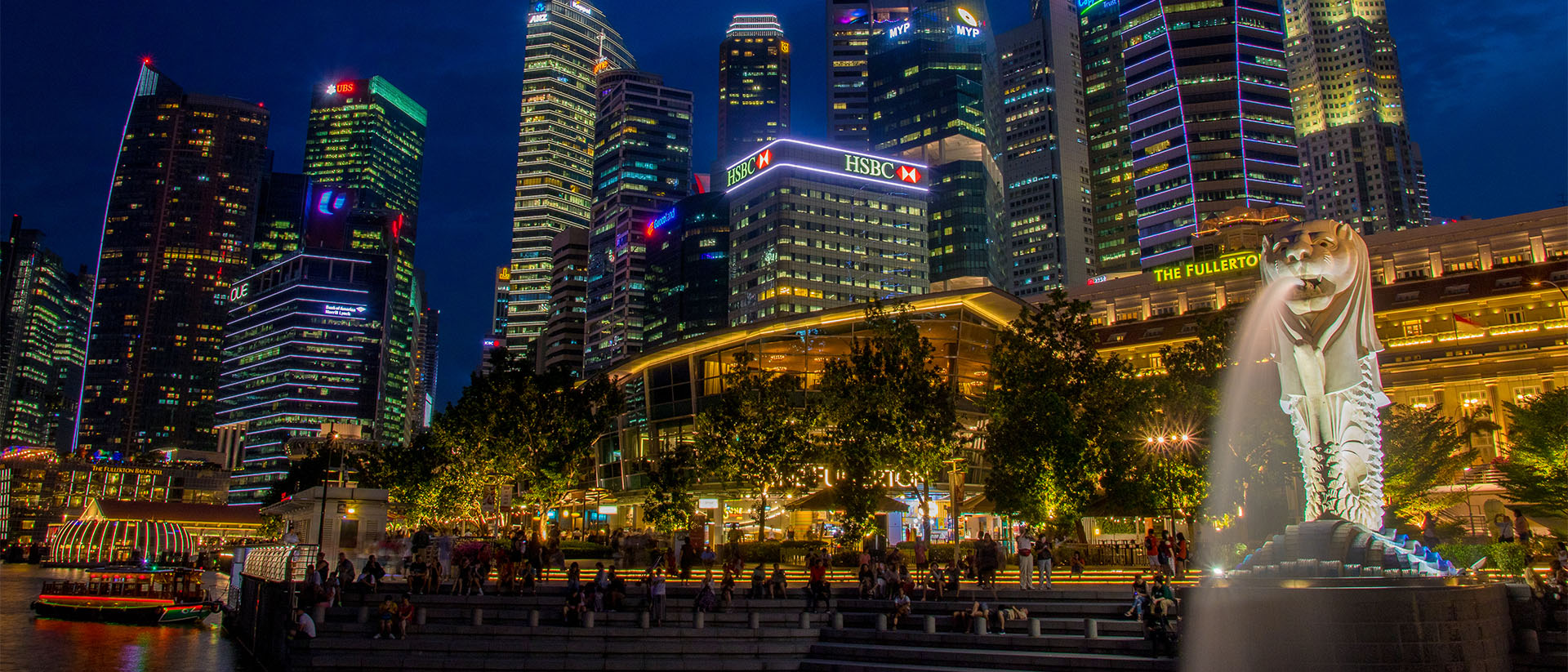 新加坡滨海湾夜景与标志性的鱼尾狮