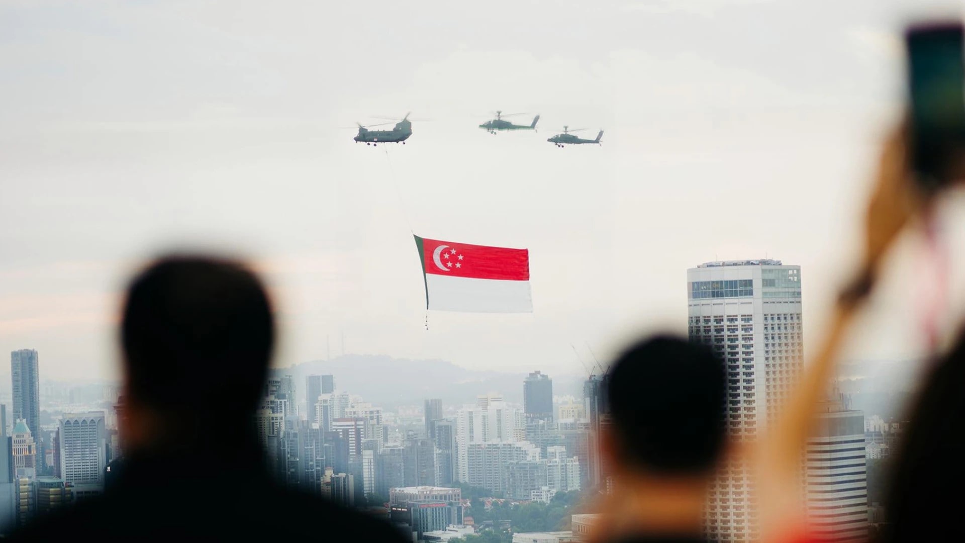在空中花园观景台观赏国庆庆典