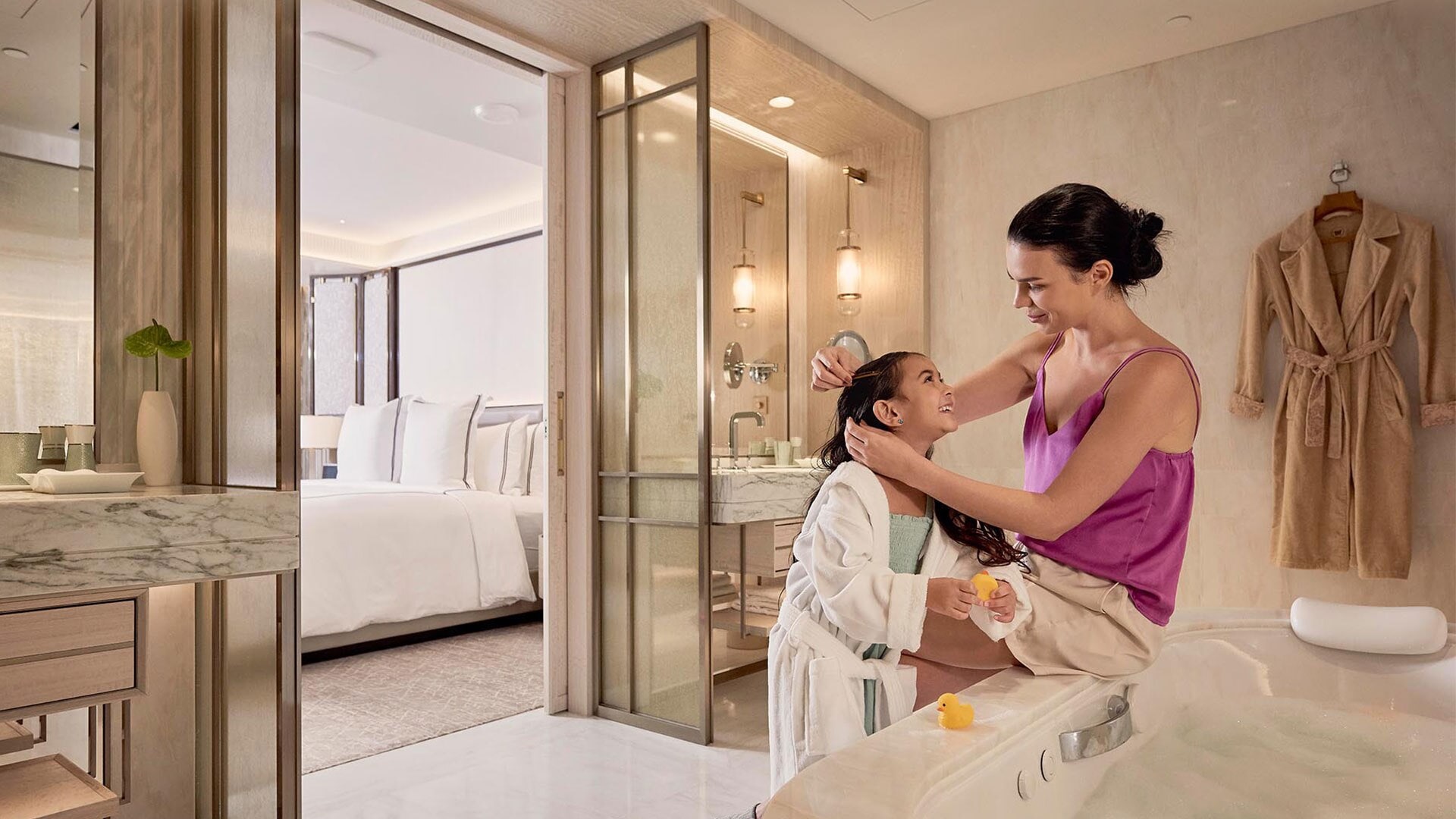 新加坡亲子家庭酒店，金沙家庭套房，母女二人在浴室