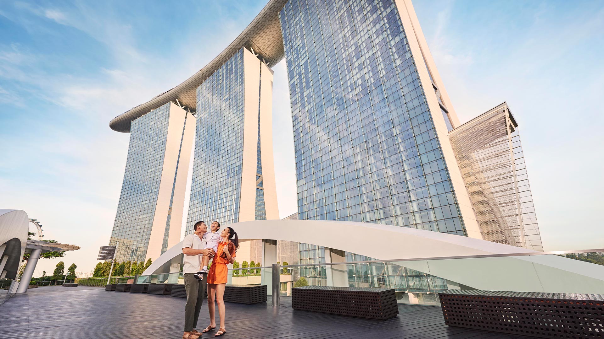 一家人在新加坡滨海湾金沙的佳选亲子酒店享受美好时光
