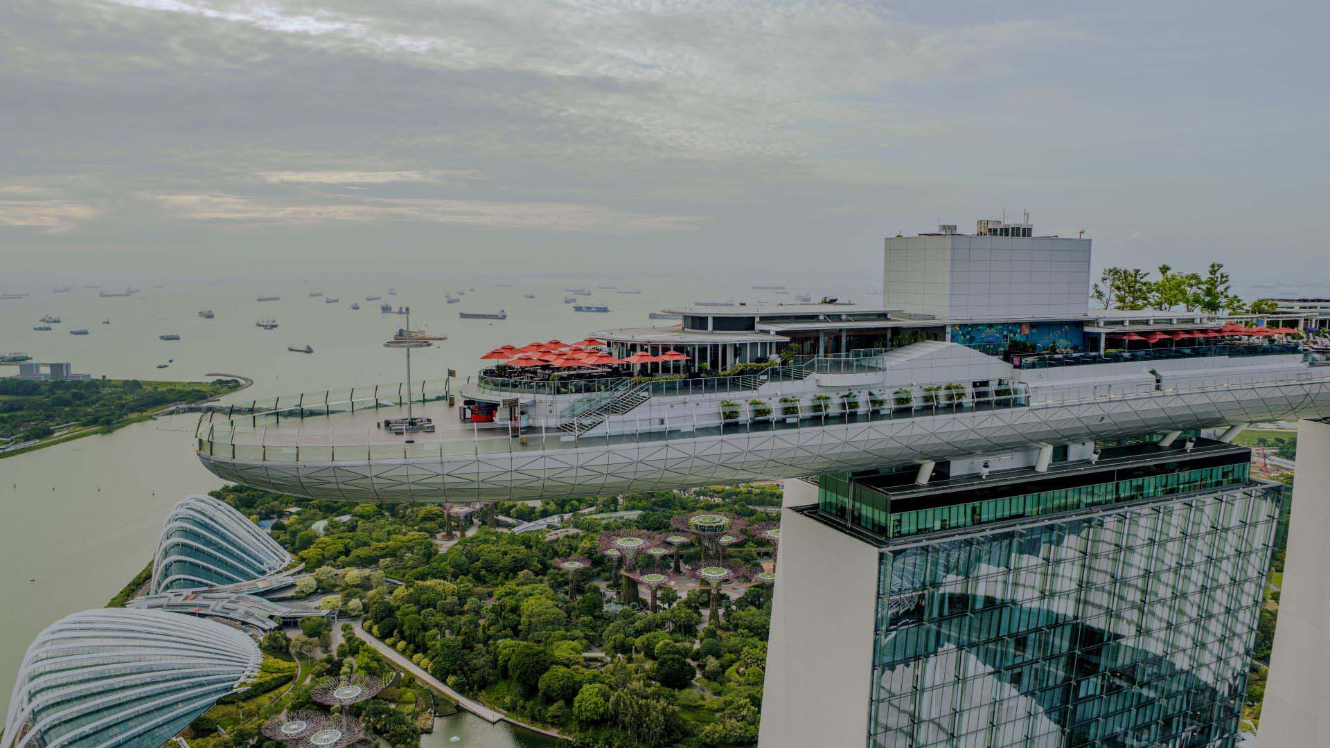 在空中花园观景台无遮挡地观赏幻彩生辉