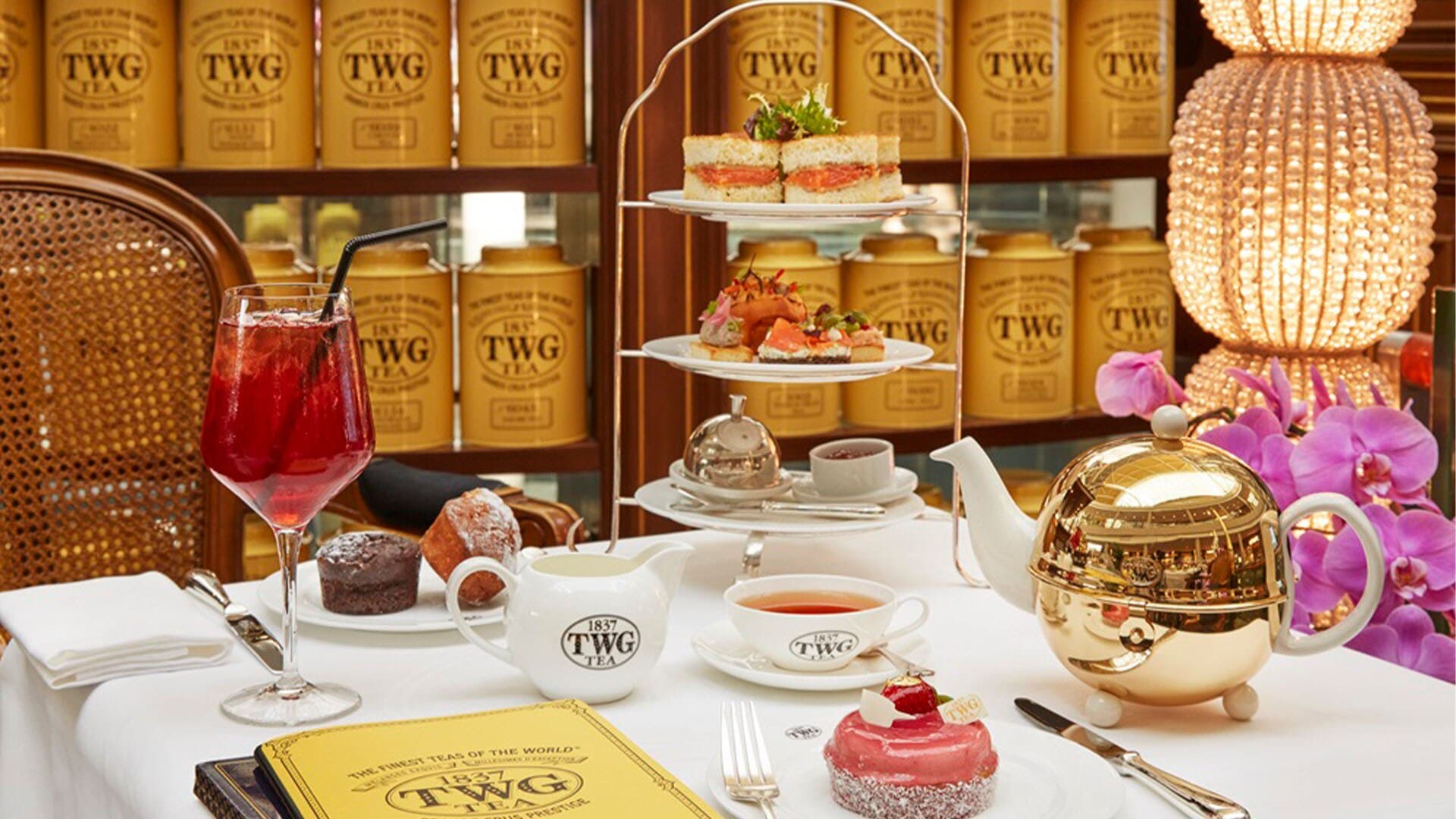 新加坡 TWG Tea 沙龙与精品店的下午茶茶饮与甜点架