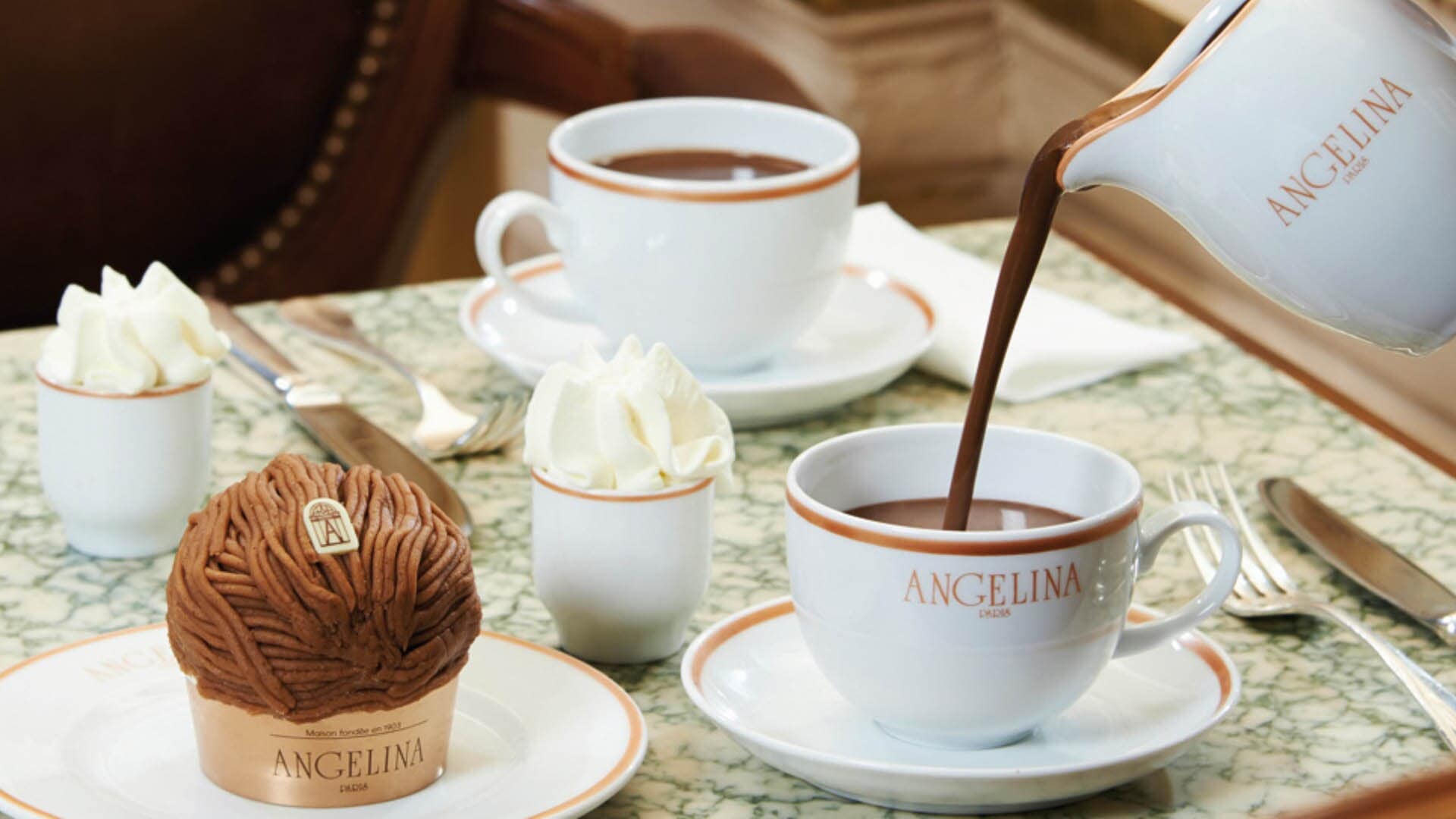在新加坡滨海湾金沙的 Angelina 享受下午茶时光，感受一杯热巧克力和精致点心带来的惬意时光。
