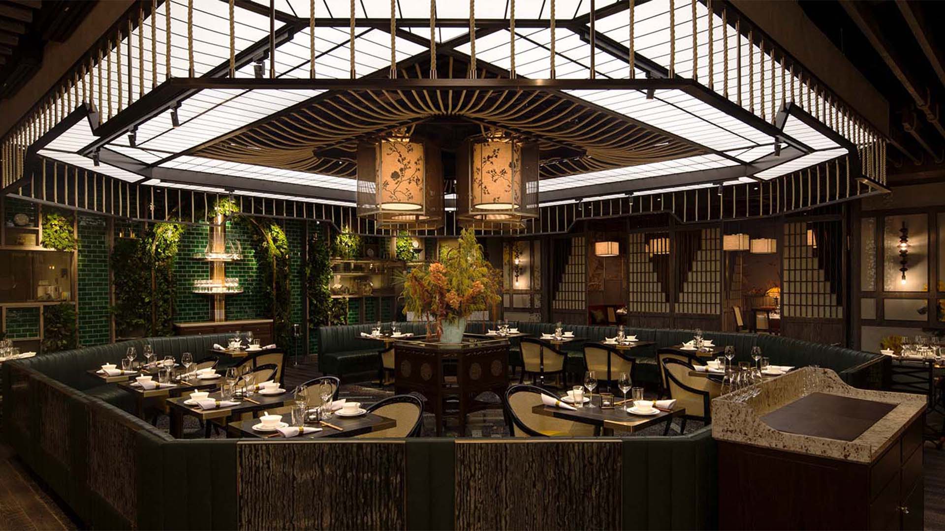 新加坡卅二公舘的用餐区，这家中餐厅在本季推出大闸蟹主题菜单