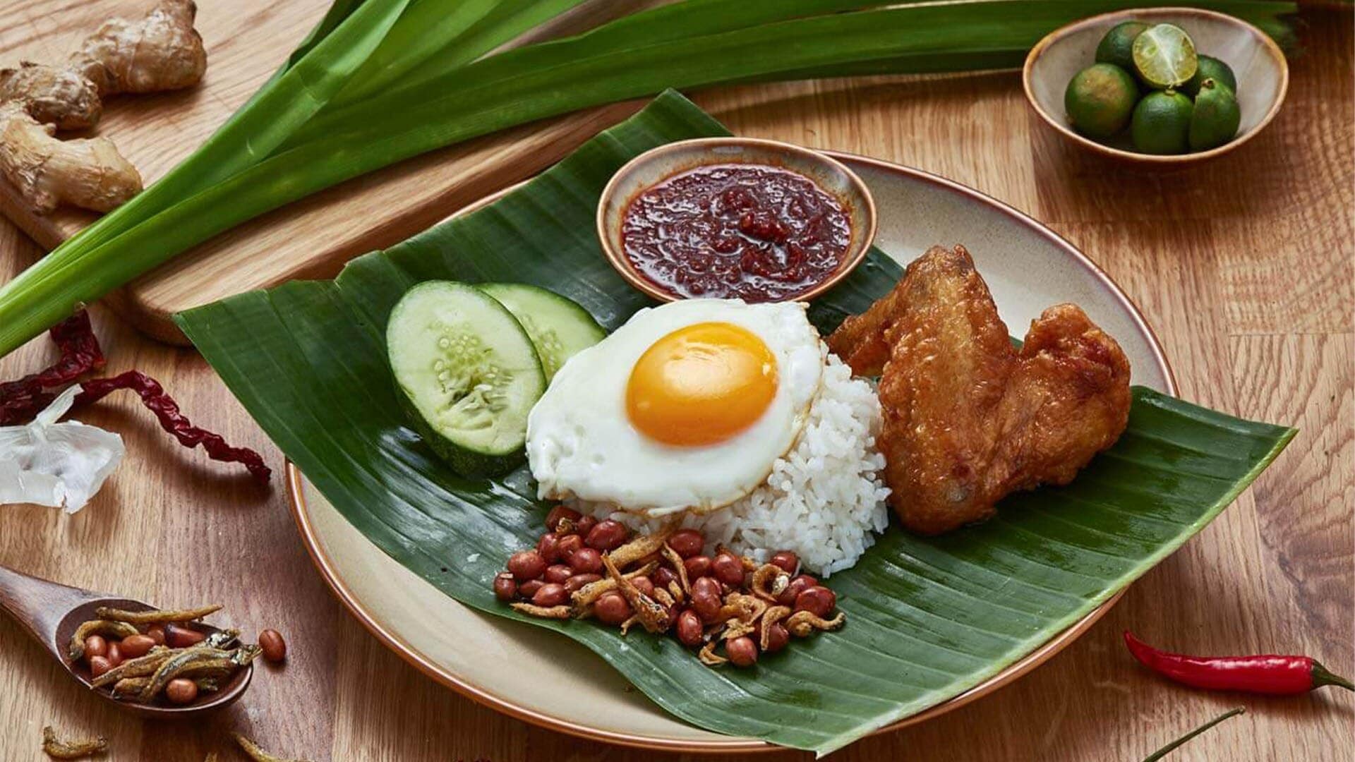 位于滨海湾金沙 Rasapura Masters 的印尼清真美食摊位 Ayam Taliwang 供应的 Nasi lemak
