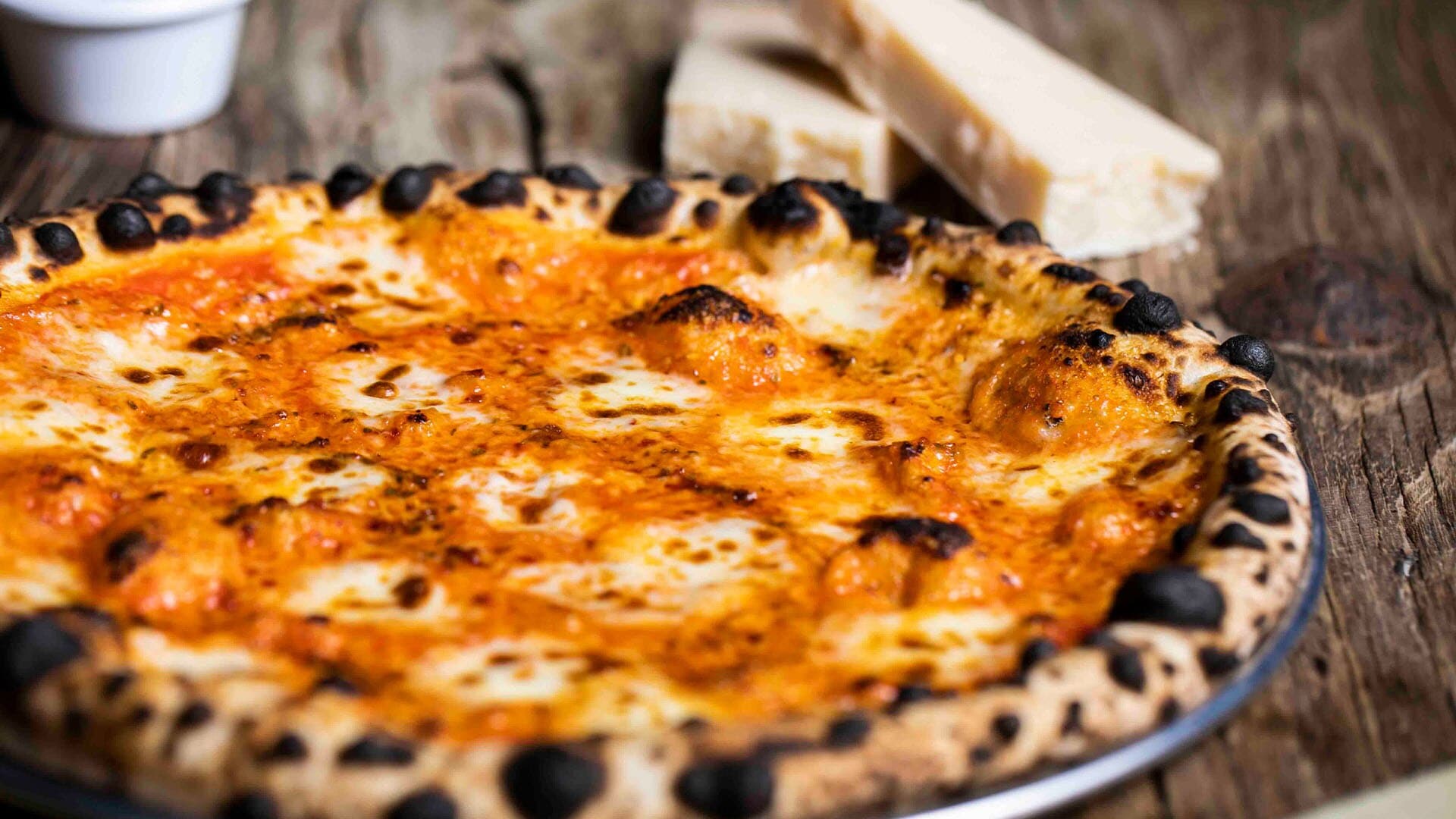 新加坡意大利披萨店 Robertas Pizza 的那不勒斯风味柴火烤披萨