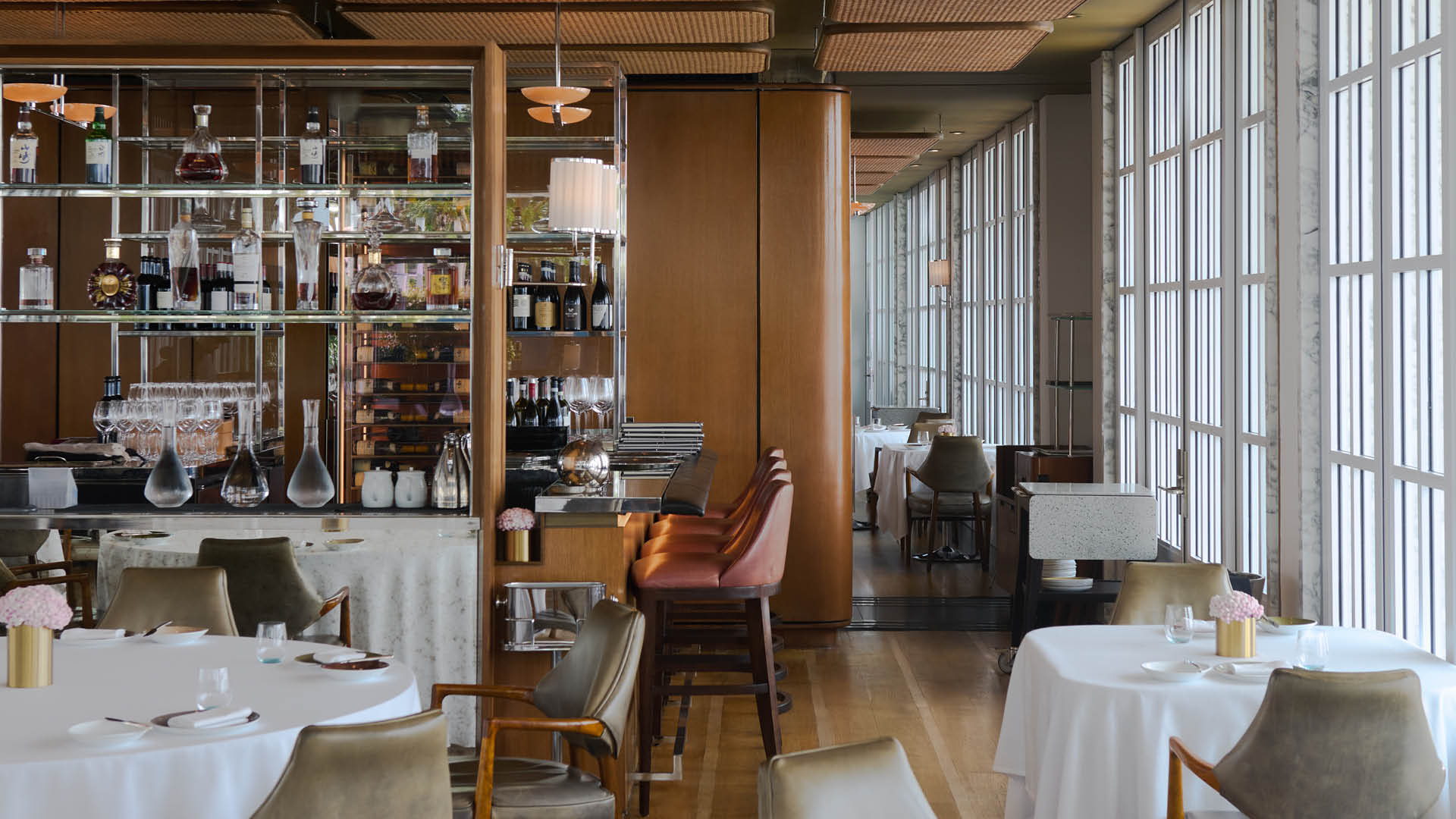 2026 年《米其林指南》推荐餐厅 Spago Dining Room 的内部环境