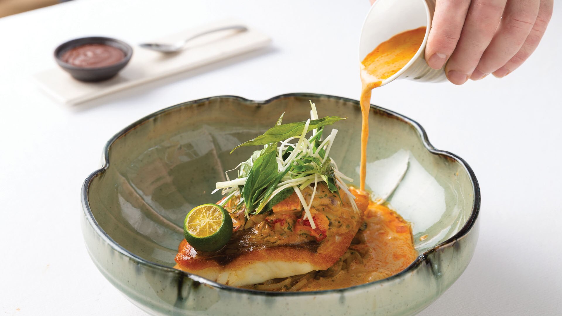 新加坡米其林指南入选餐厅 Spago 的鲷鱼"叻沙"