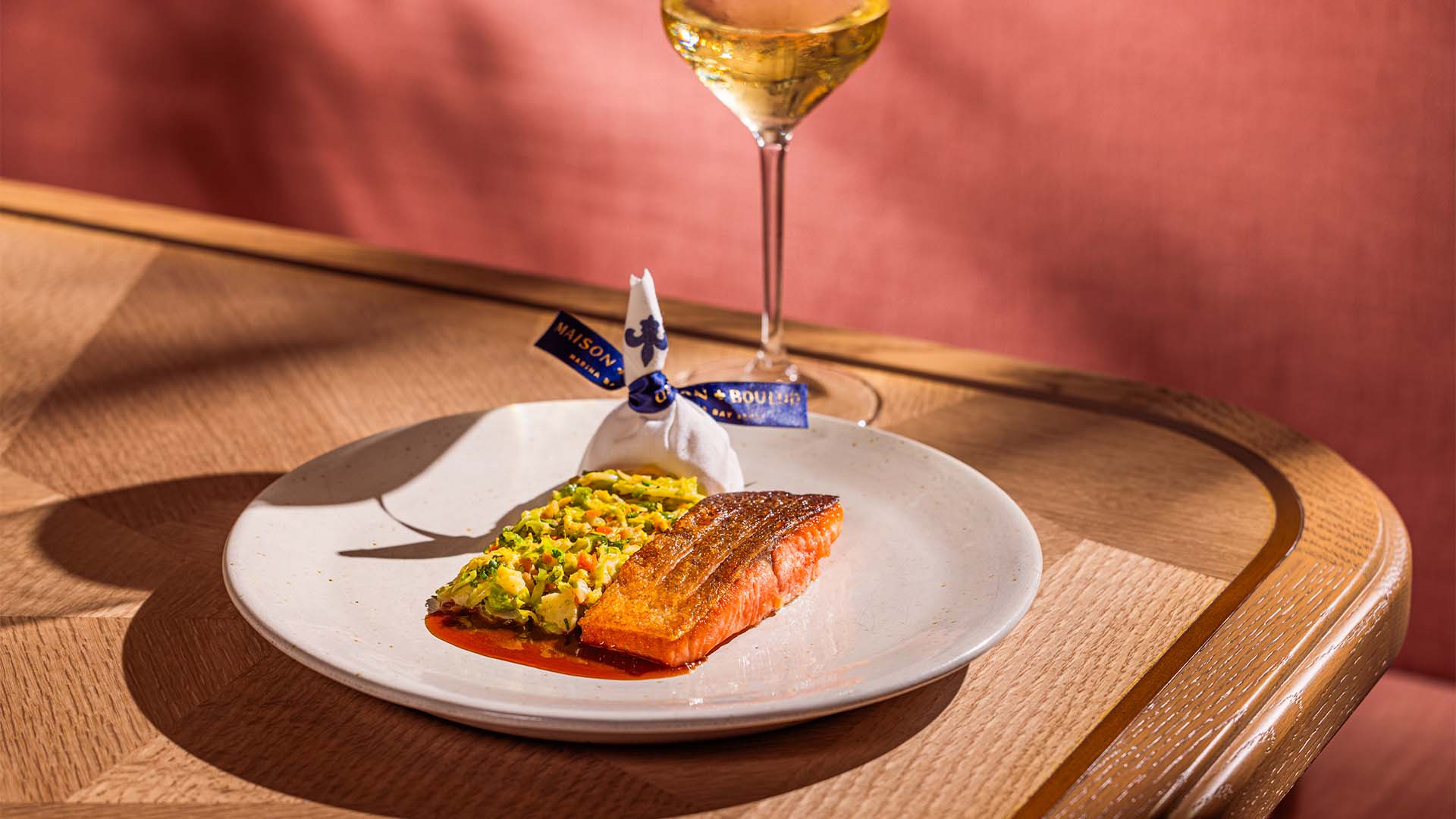 Maison Boulud 的海鳟鱼，这是一家设有户外座位的宠物友好餐厅
