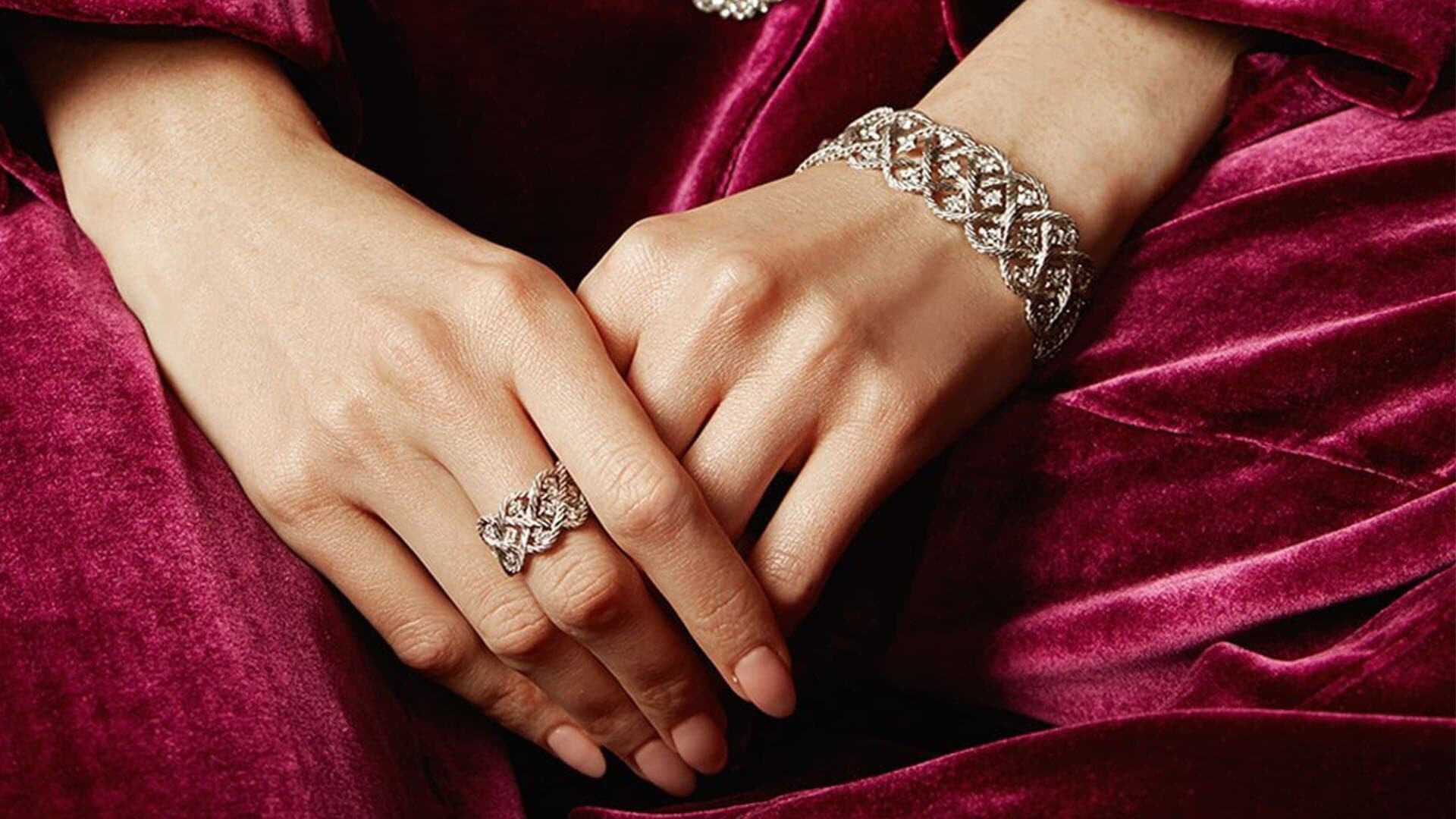 女士佩戴新加坡奢华珠宝品牌 Buccellati 的项链、戒指和手镯