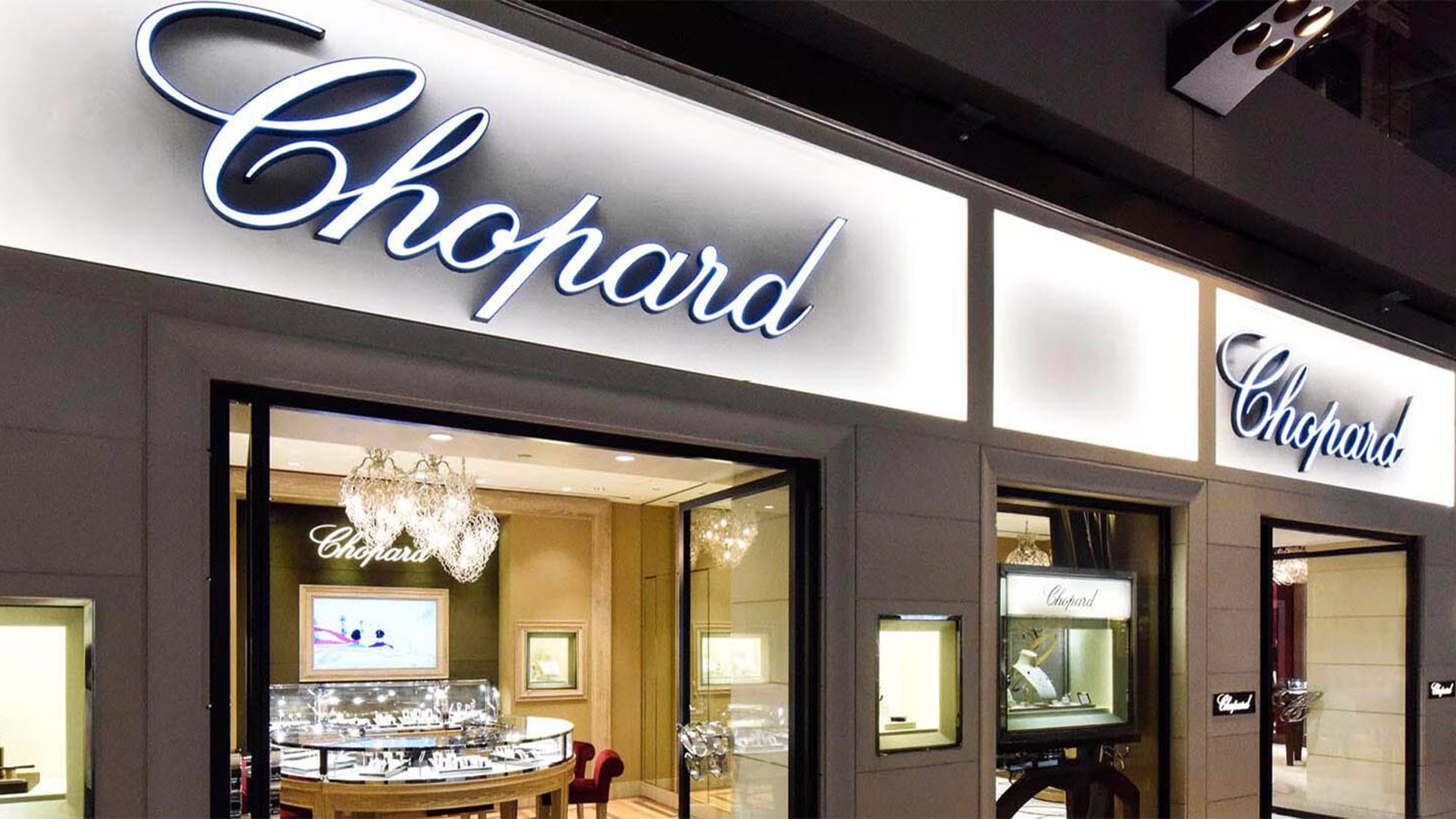 来自新加坡奢华珠宝品牌 Chopard 的镶钻项链吊坠