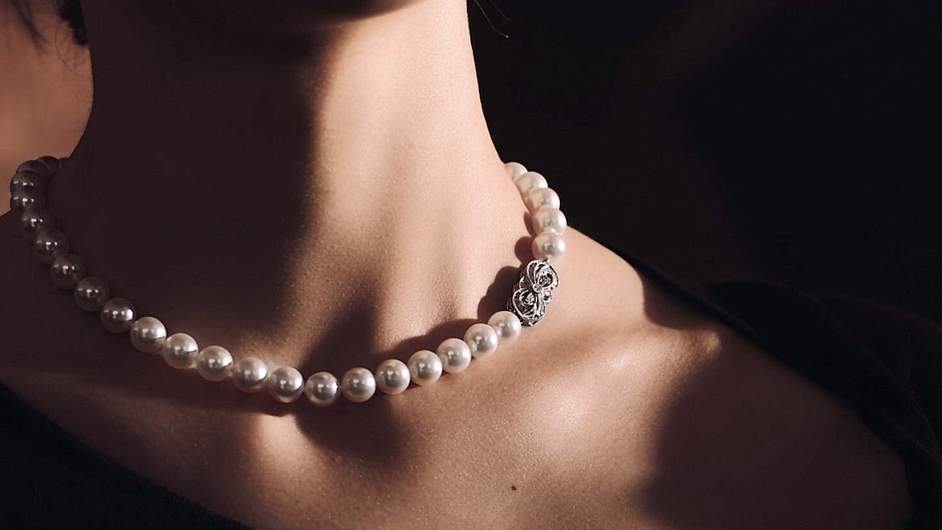 新加坡滨海湾金沙奢华珠宝品牌 Mikimoto 的黄金珍珠耳钉