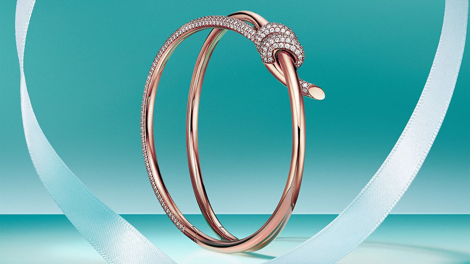 新加坡奢华珠宝品牌 Tiffany & Co. 打造的钻石级、黄金与玫瑰金手镯