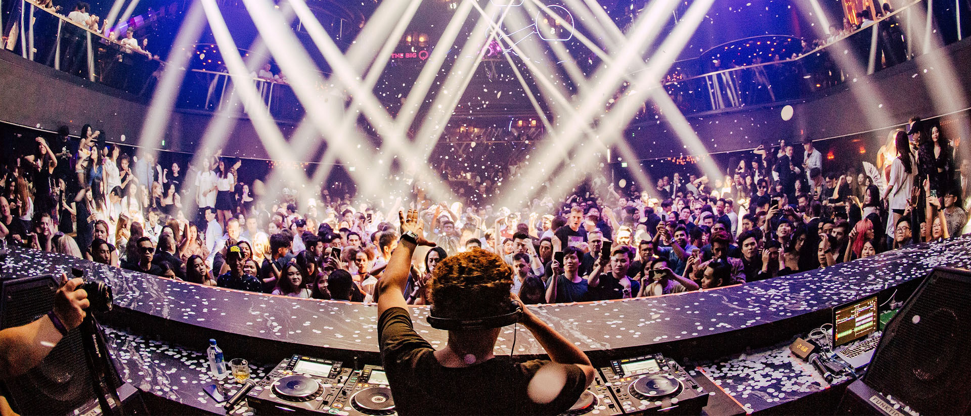 从 DJ 台欣赏新加坡夜间俱乐部 MARQUEE 的景致