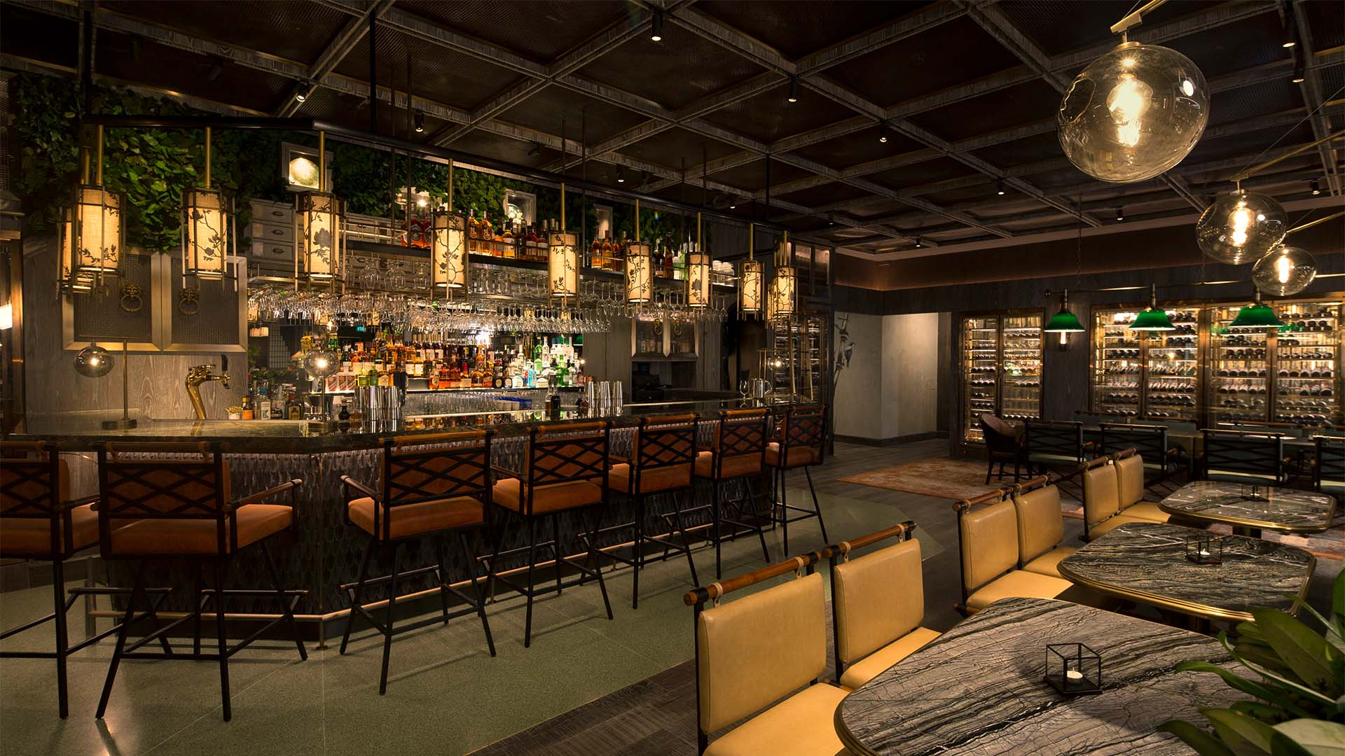 Mott 32 酒吧，作为新加坡顶尖中式葡萄酒品鉴殿堂，诚邀您来探索中国佳酿的无限可能