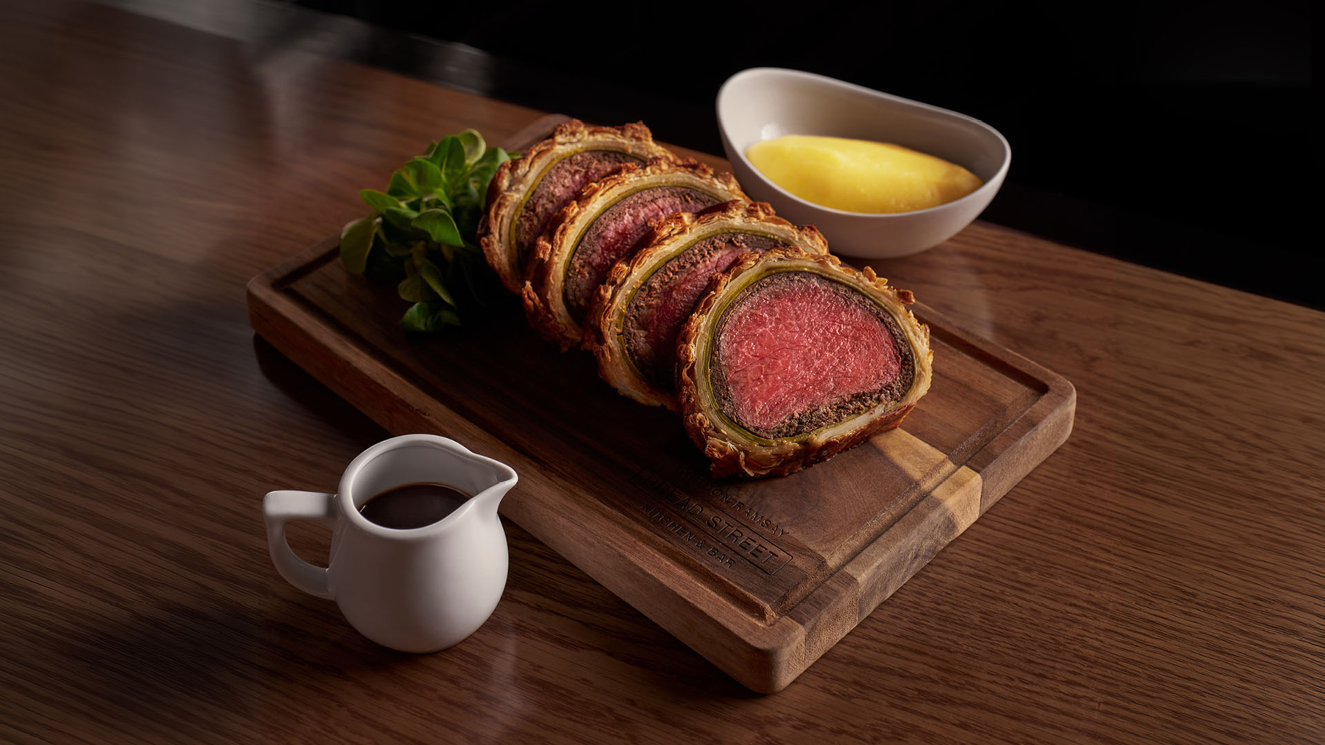 在 Bread Street Kitchen 享用牛肉惠灵顿庆祝母亲节午餐和晚餐