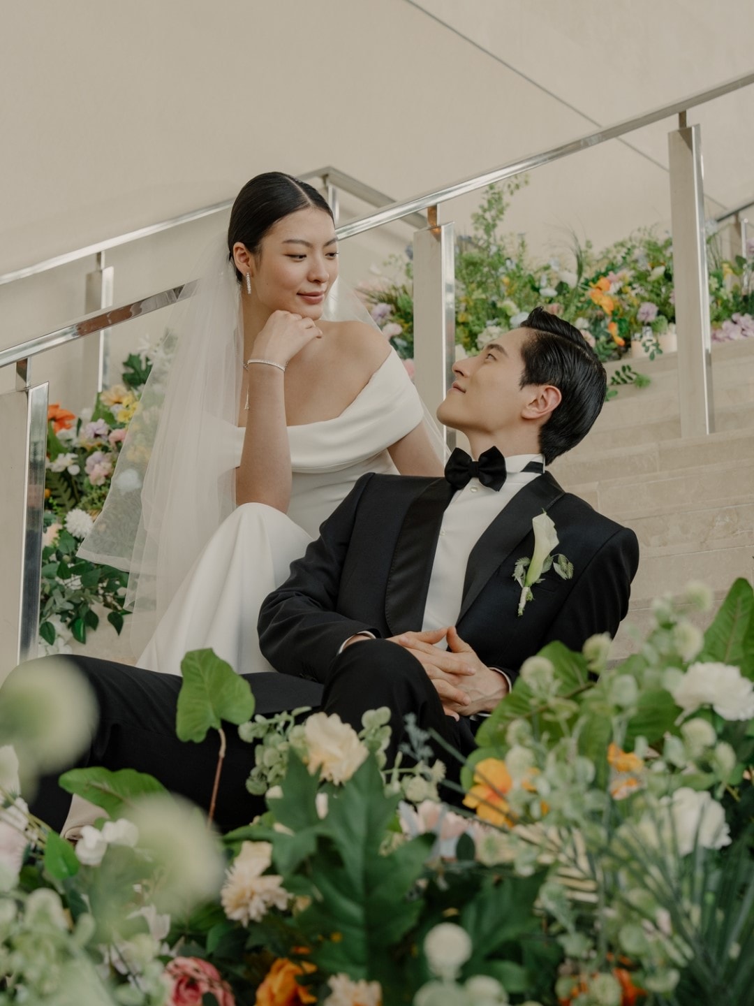 新加坡顶级婚礼场地就在滨海湾金沙。恢弘的婚礼布置，繁华与华美背景交相辉映，为您缔造难忘瞬间。"