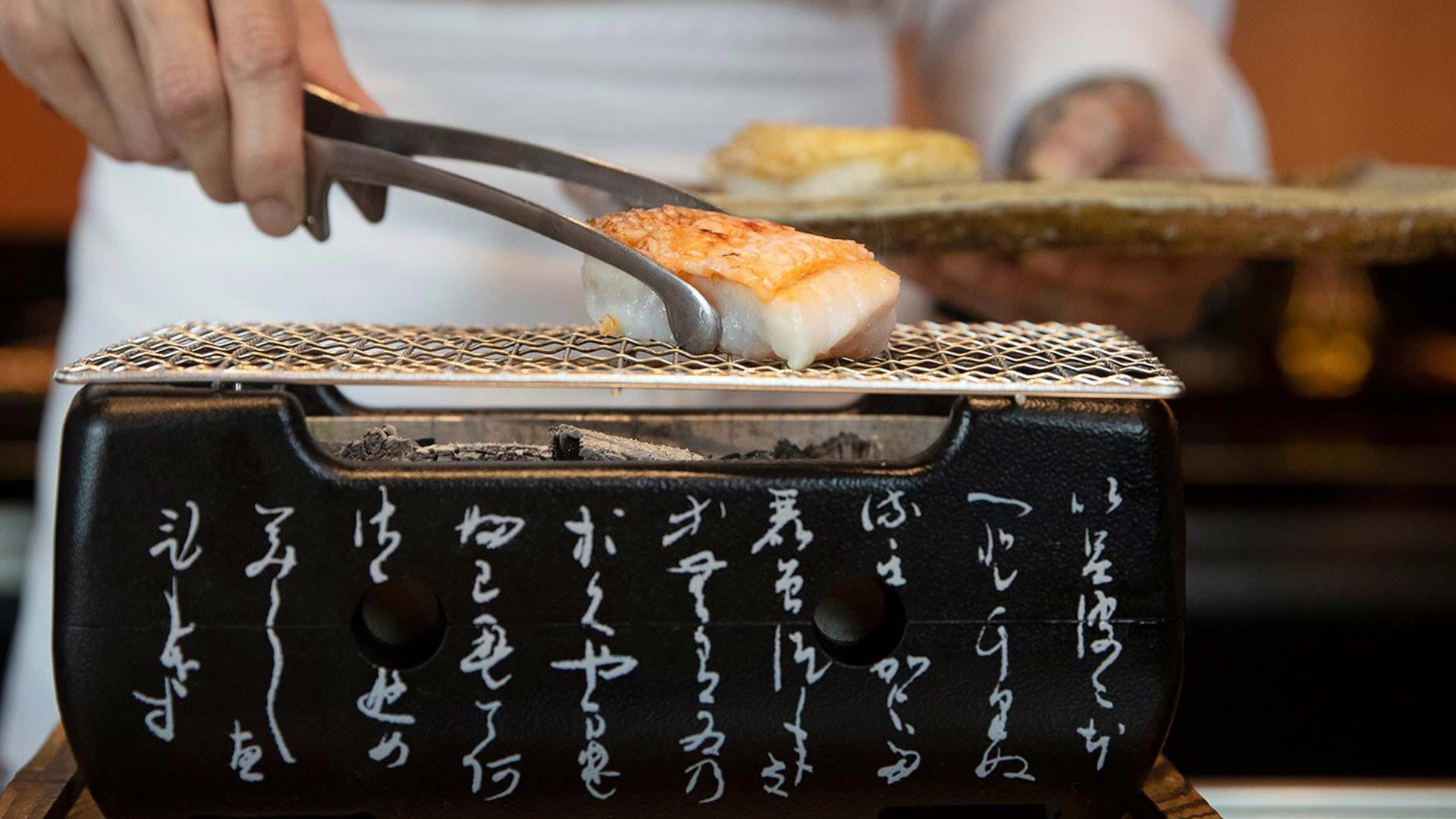 Waku Ghin 餐厅厨师以木炭烤鱼，餐厅可举办私人宴会