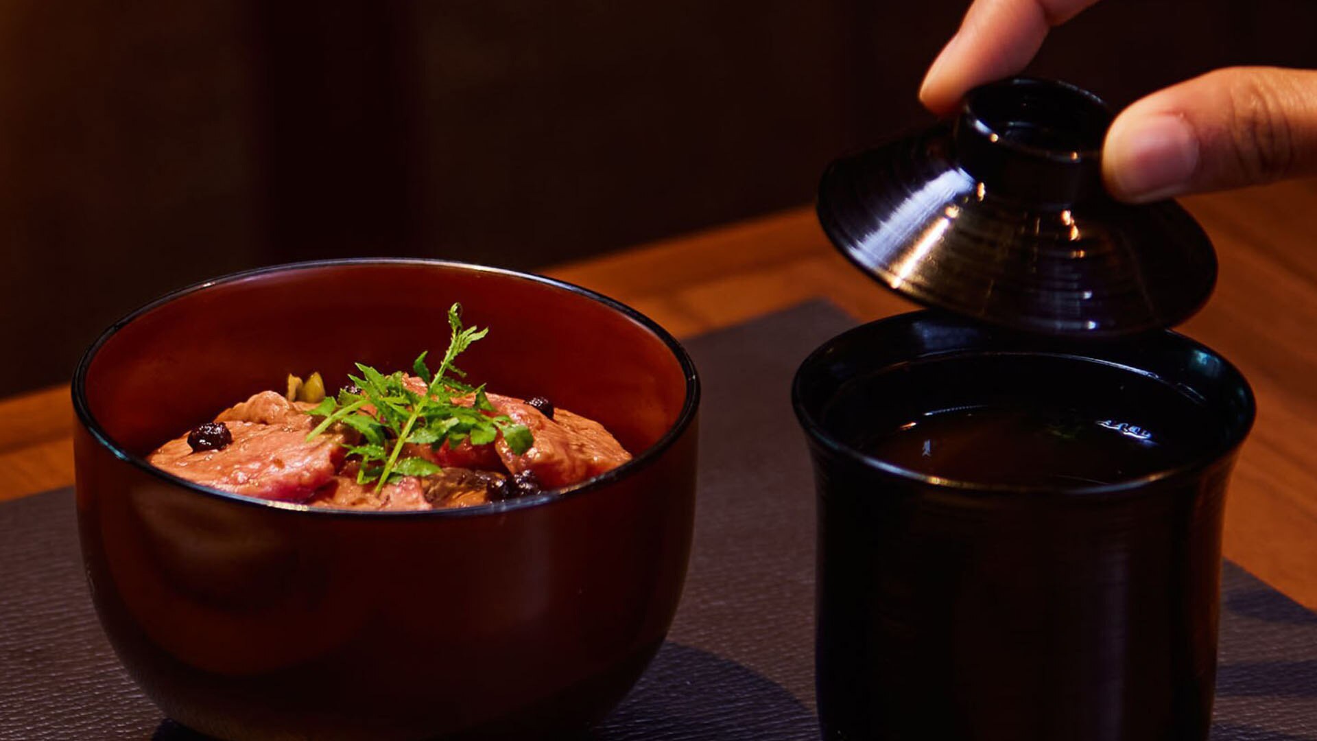 烤和牛配米饭和味噌汤，餐厅配备私人餐室