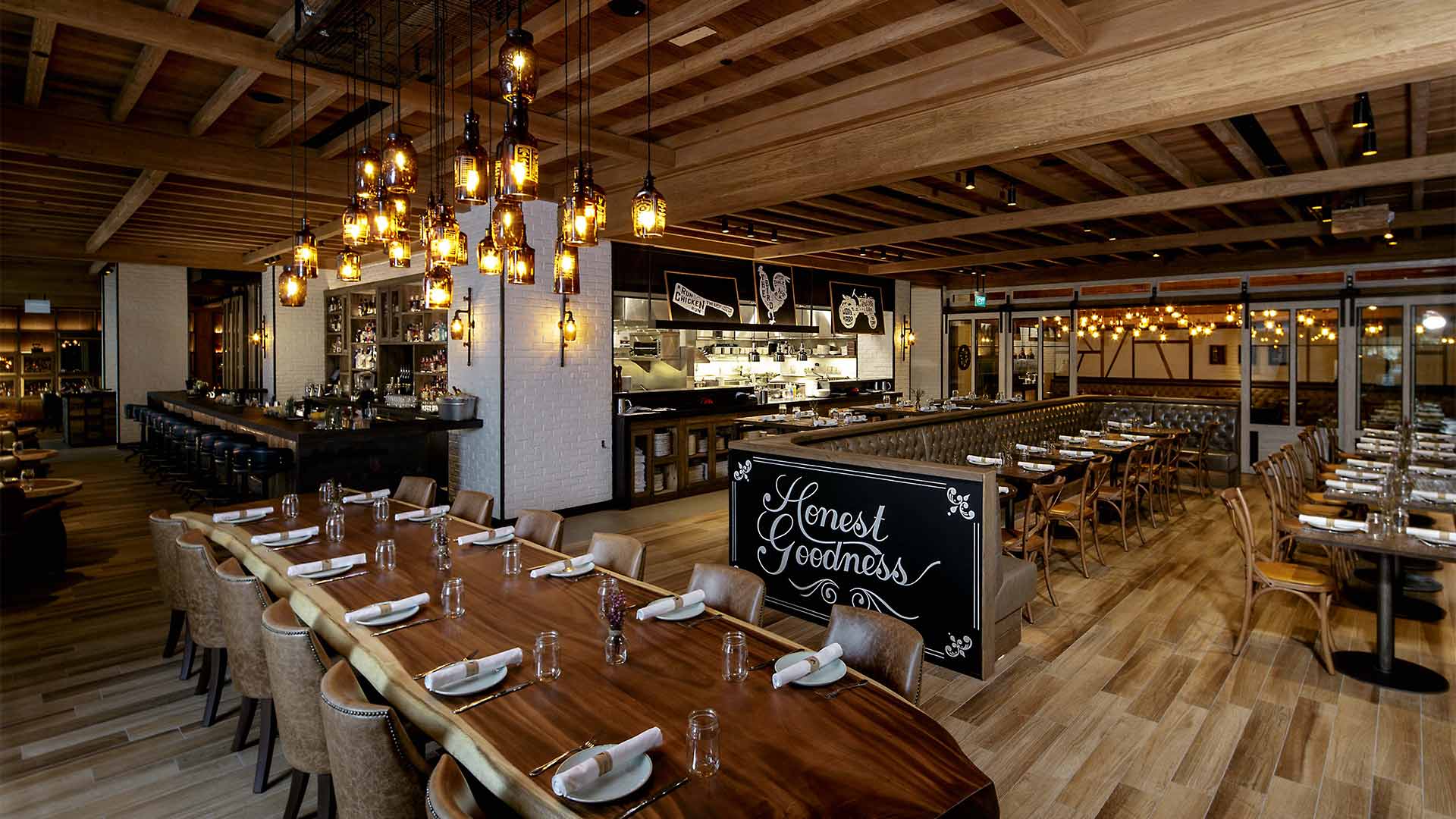 滨海湾金沙 Yardbird 餐厅用餐区，餐厅可举办私人活动和会议