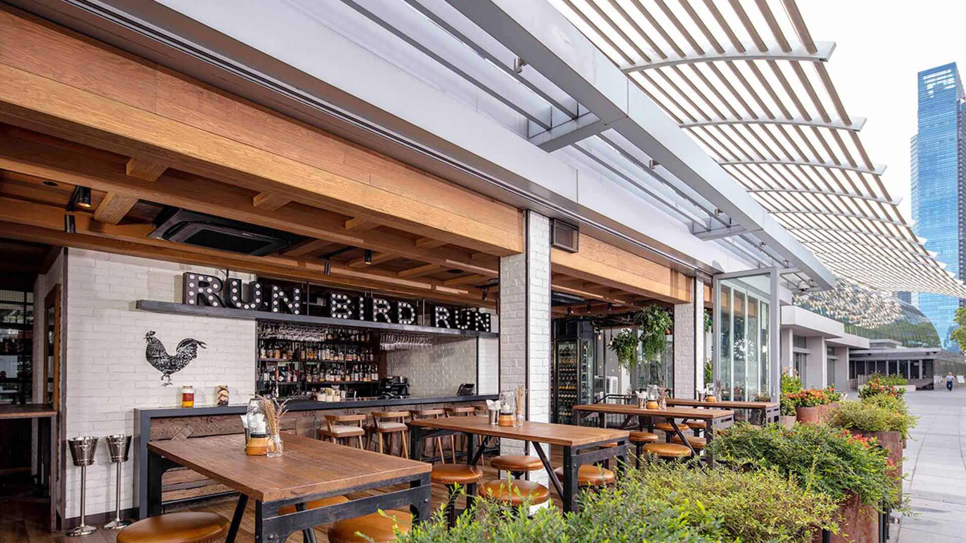 新加坡 Yardbird 餐厅户外用餐区，室外可举办私人宴会和活动