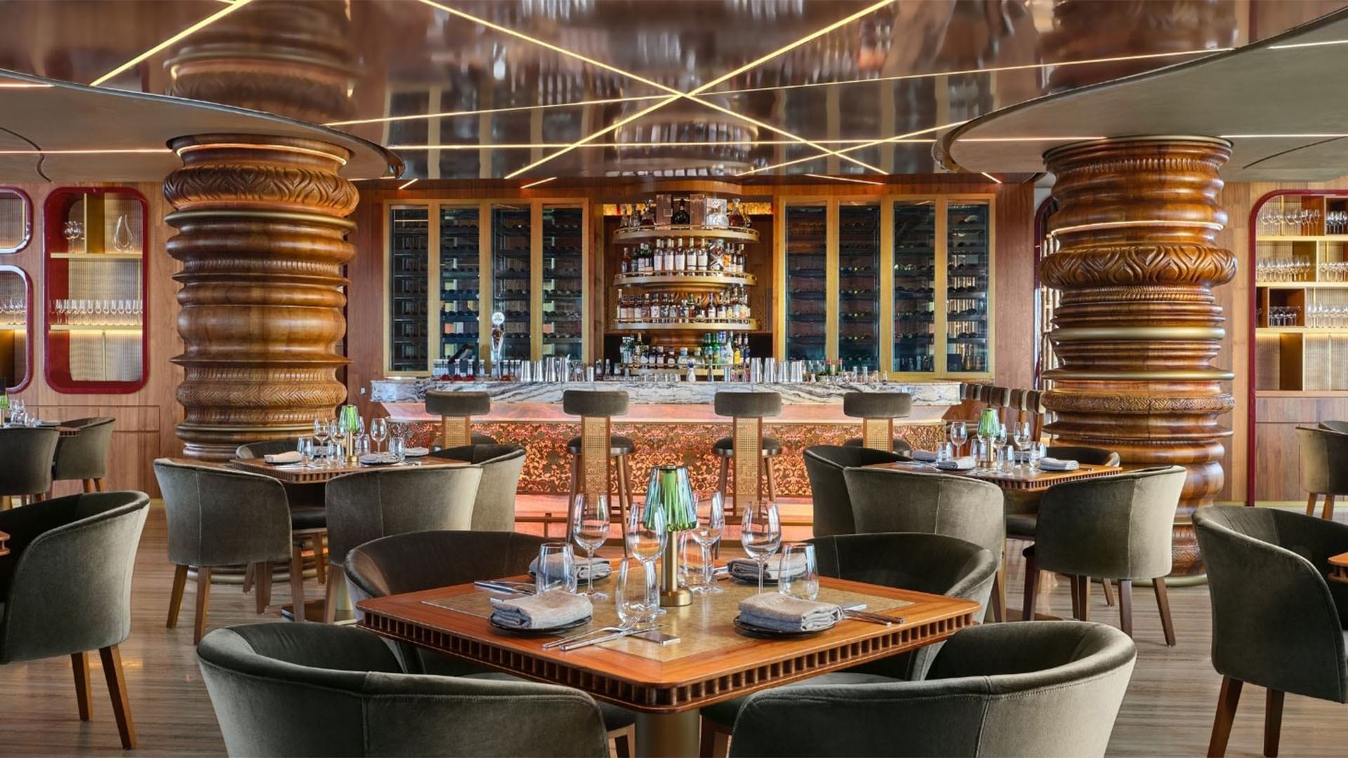 一家屋顶餐厅，可俯瞰新加坡市区美景