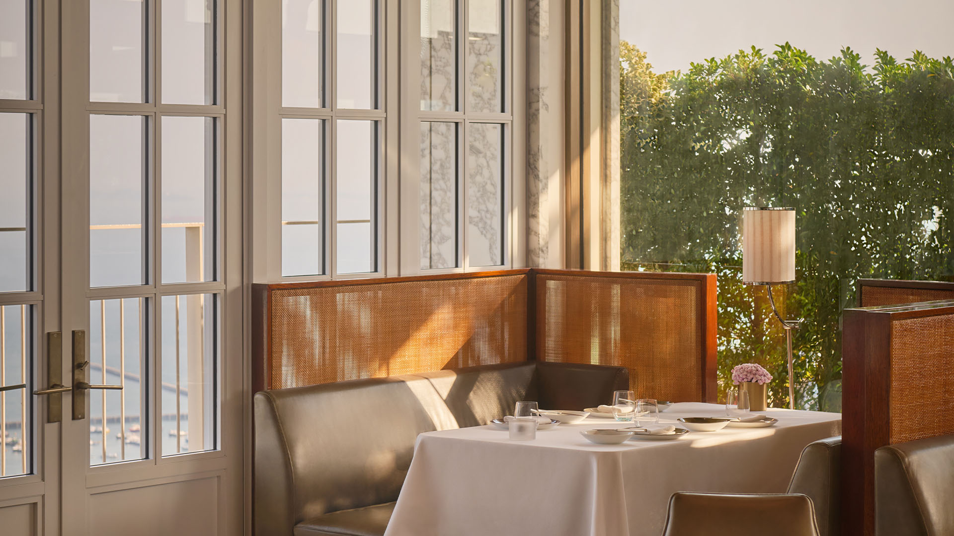 Spago 屋顶餐厅用餐区，从 57 层俯瞰海港。