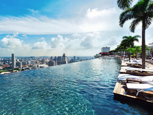 在无边泳池清凉畅游