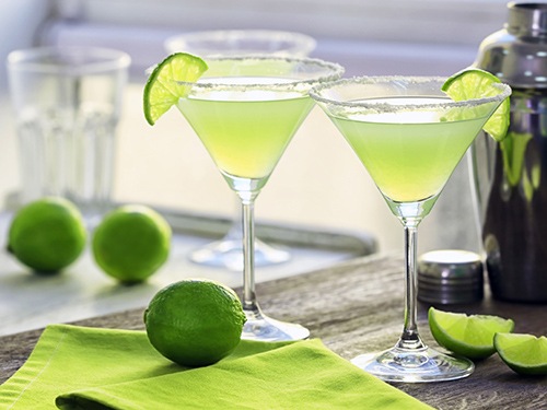 滨海湾金沙 Bazin 酒吧 Margarita 鸡尾酒和 Tinto de Verano 鸡尾酒