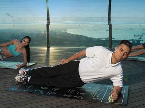 悦榕健身俱乐部 - 在空中花园公共观景台锻炼您的肌肉群与腹部