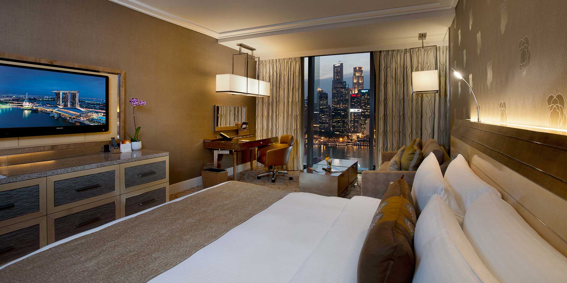 新加坡滨海湾金沙酒店豪华客房，大床与城市景观