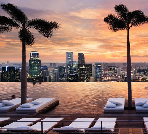 夕阳下的滨海湾金沙酒店无边际泳池 - 新加坡旅游景点
