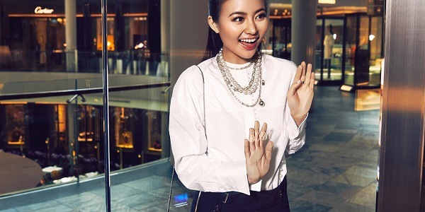 Cheryl picked blouse, $630, pants and bag, $960, all by 3.1 Phillip Lim, South Sea Noble pearl necklace, $51,000, Hardware wrap necklace, $3,150, Hardware graduated link necklace, $2,550 and Hardware Ball Dangle ring, $685, all by Tiffany & Co. Cheryl W和蒂芙尼(Tiffany & Co.)在滨海湾金沙